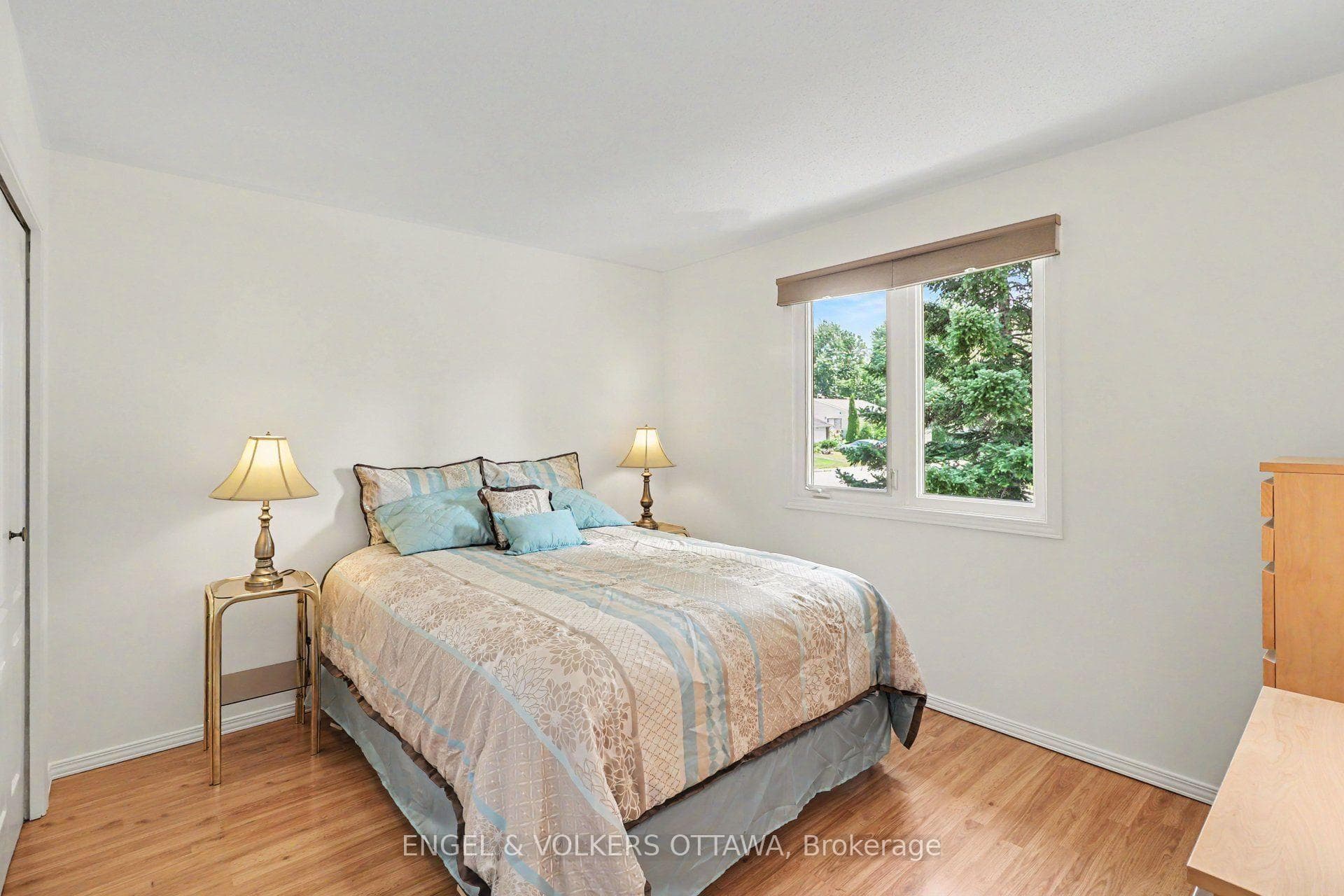 1331 Alloway Crescent photo 15