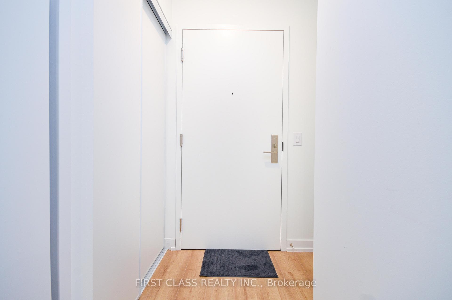 135 East Liberty Street photo 23