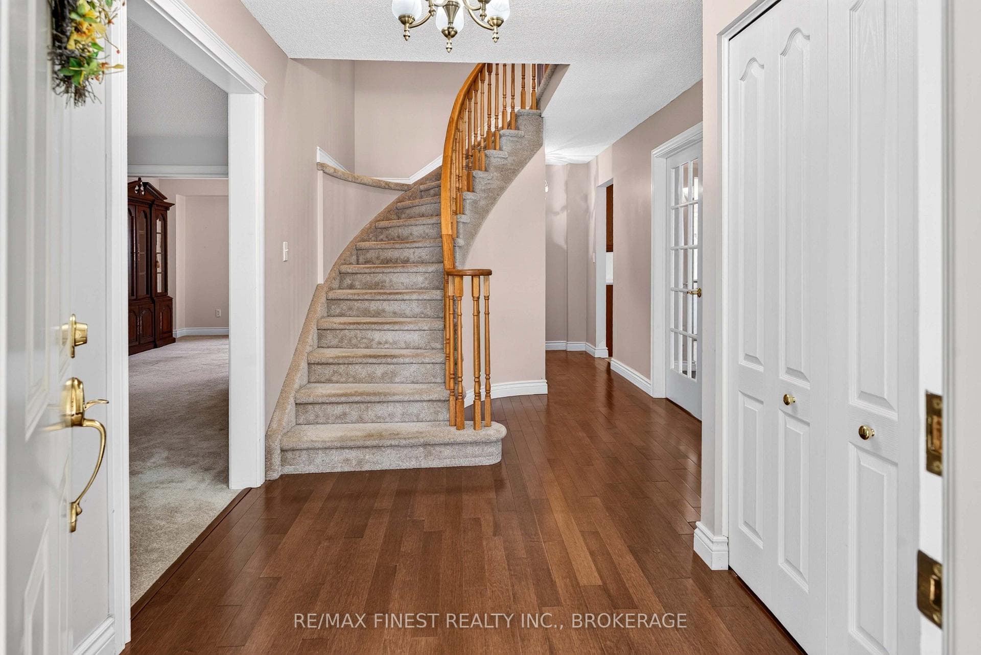 886 Bridle Path Crescent photo 4
