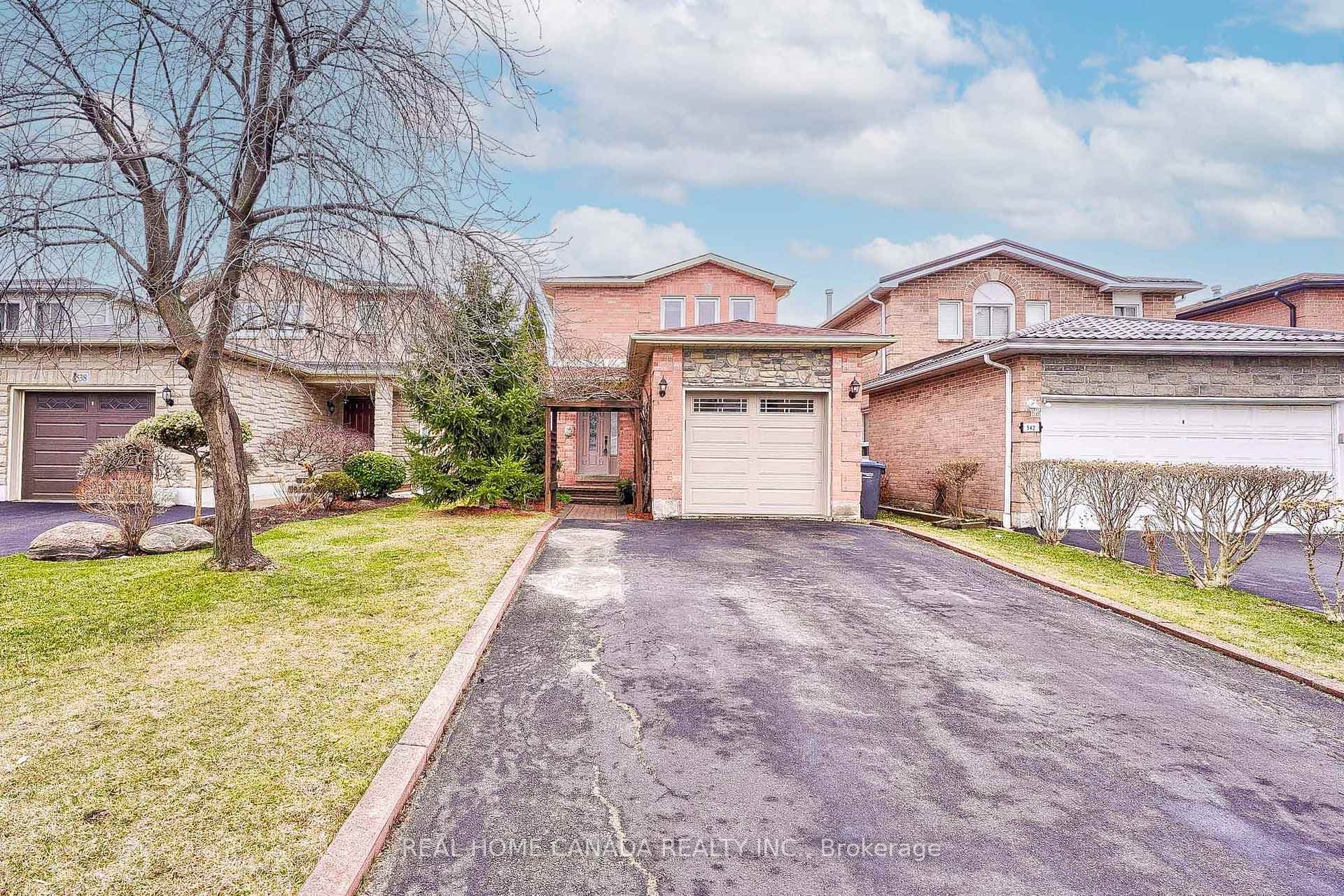 540 Bluesky Crescent photo 2