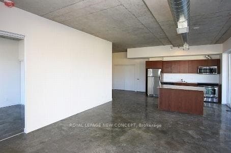 201 Carlaw Avenue Unit 404 photo 3