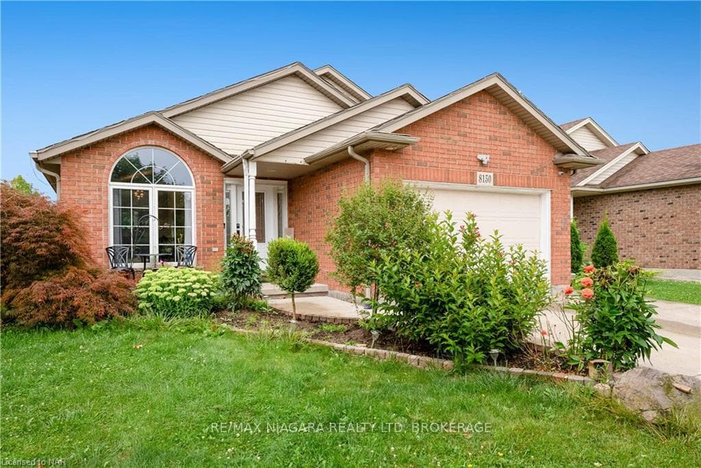 8150 BARRETT Crescent photo 2