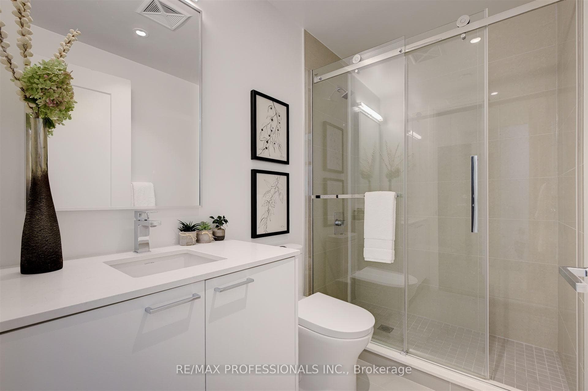 Suite 423 Bathroom