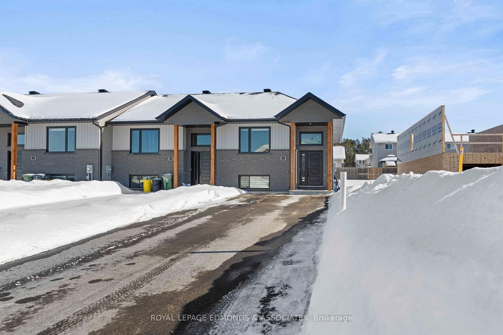 26 Samantha Crescent photo 3