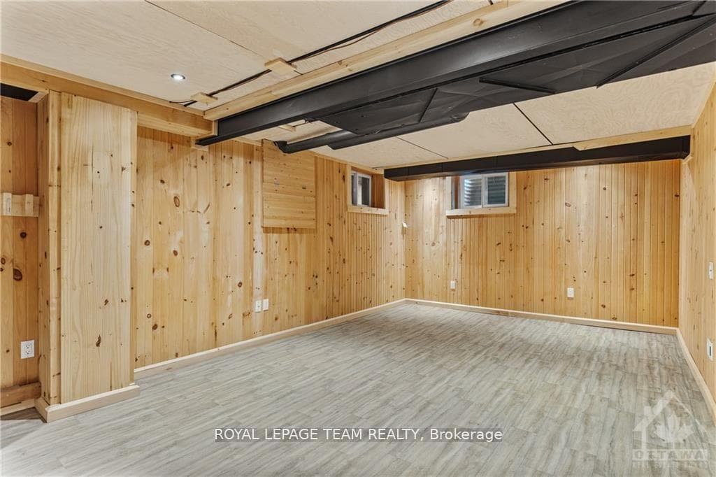 Photo taken from previous listing.