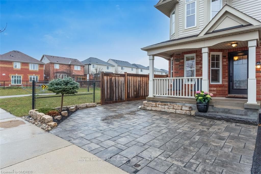 726 HEPBURN Road photo 2