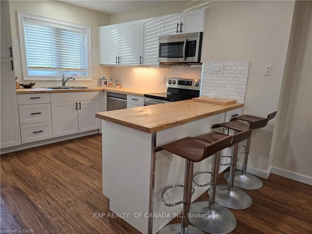 553 OXBOW Crescent photo 2