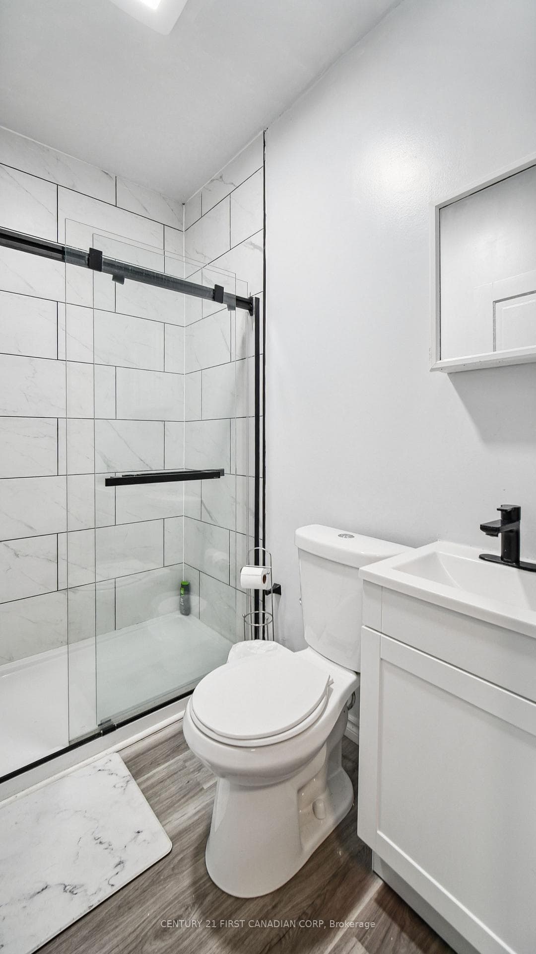 Studio unit: Bathroom