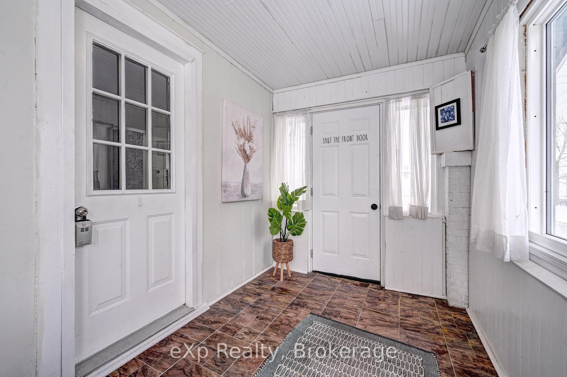 310 BARBER Avenue photo 4