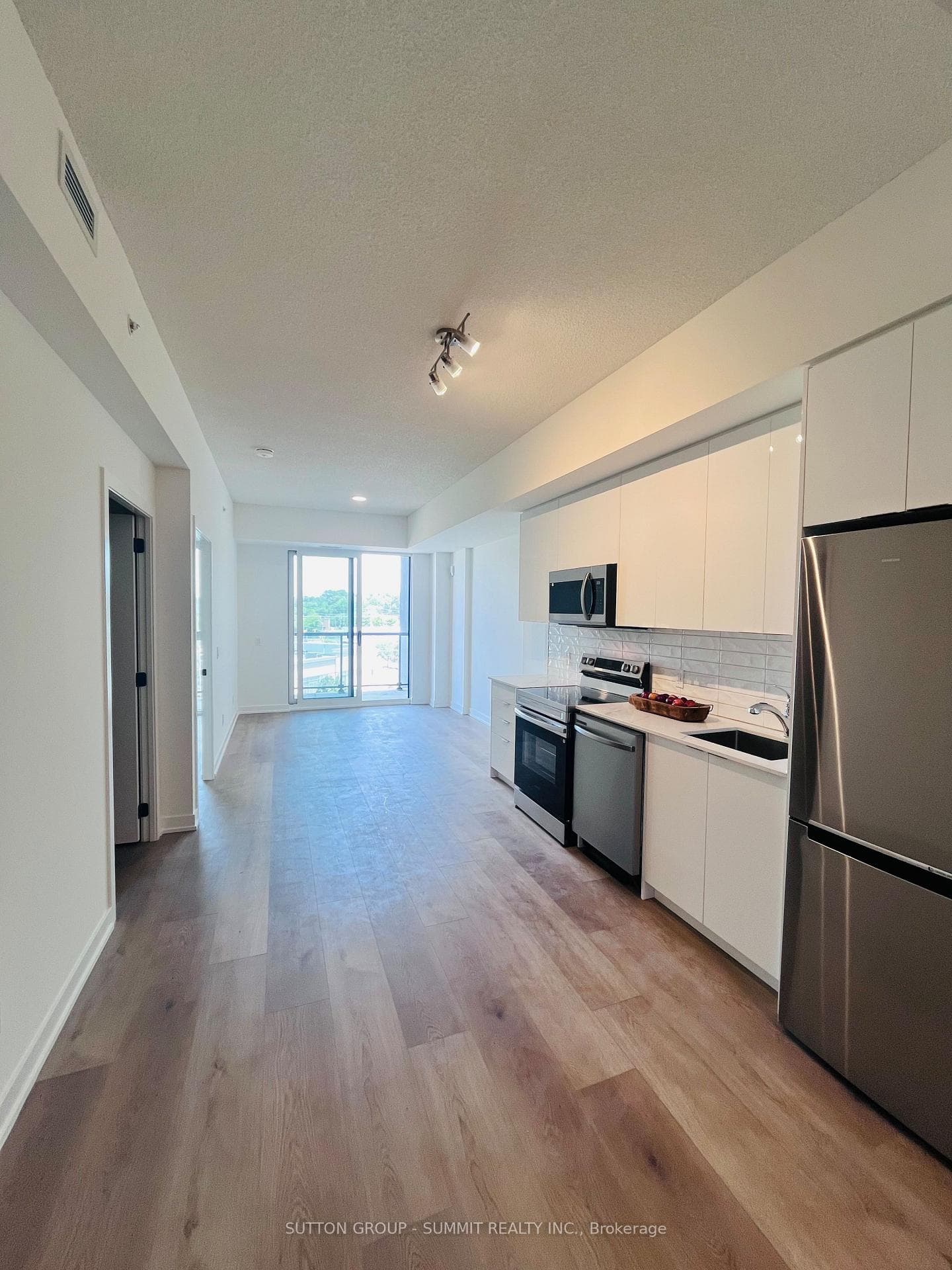 33 ERIE Avenue Unit 402 photo 4