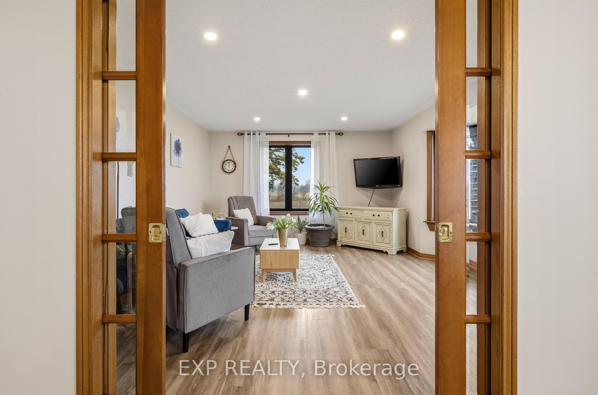 5864 Inadale Drive photo 9