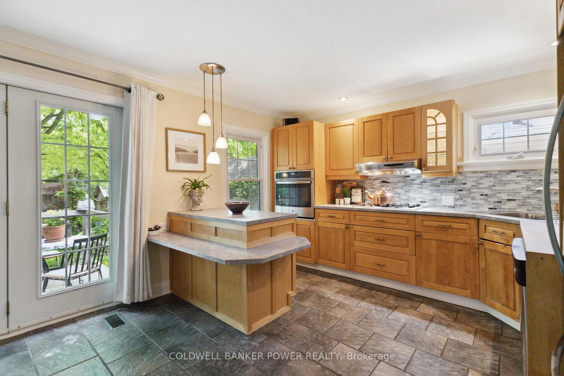 552 St George Street photo 18