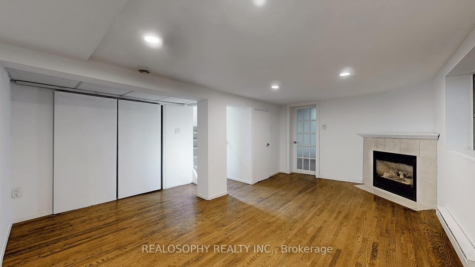 827 Kingston Road Unit Lower photo 4