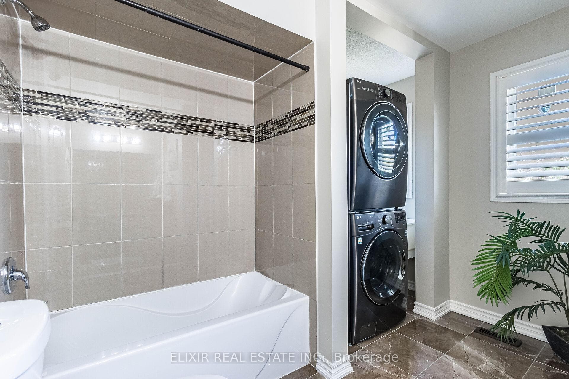 222 Queen Mary Drive photo 29