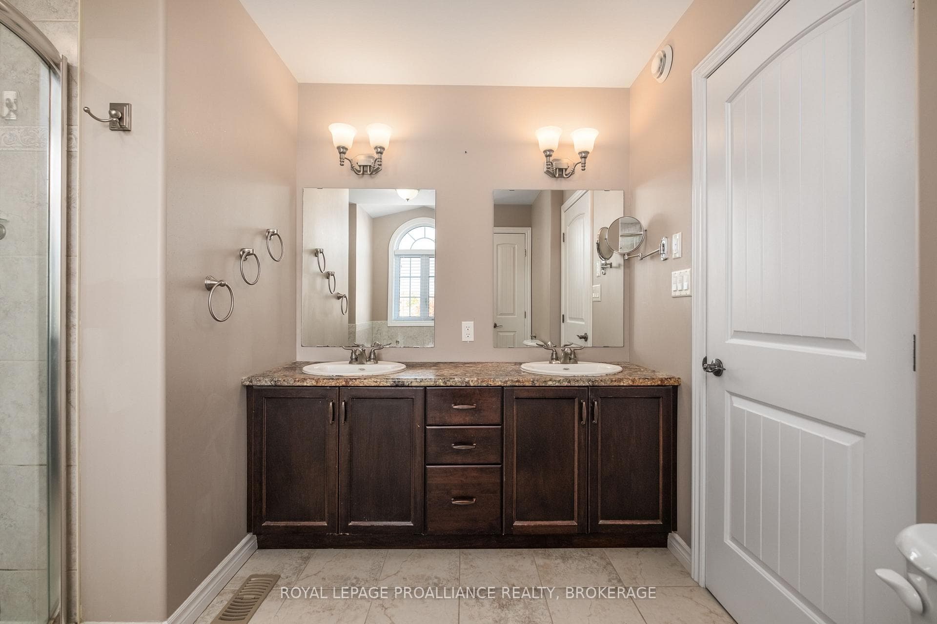 1111 Crossfield Avenue photo 29