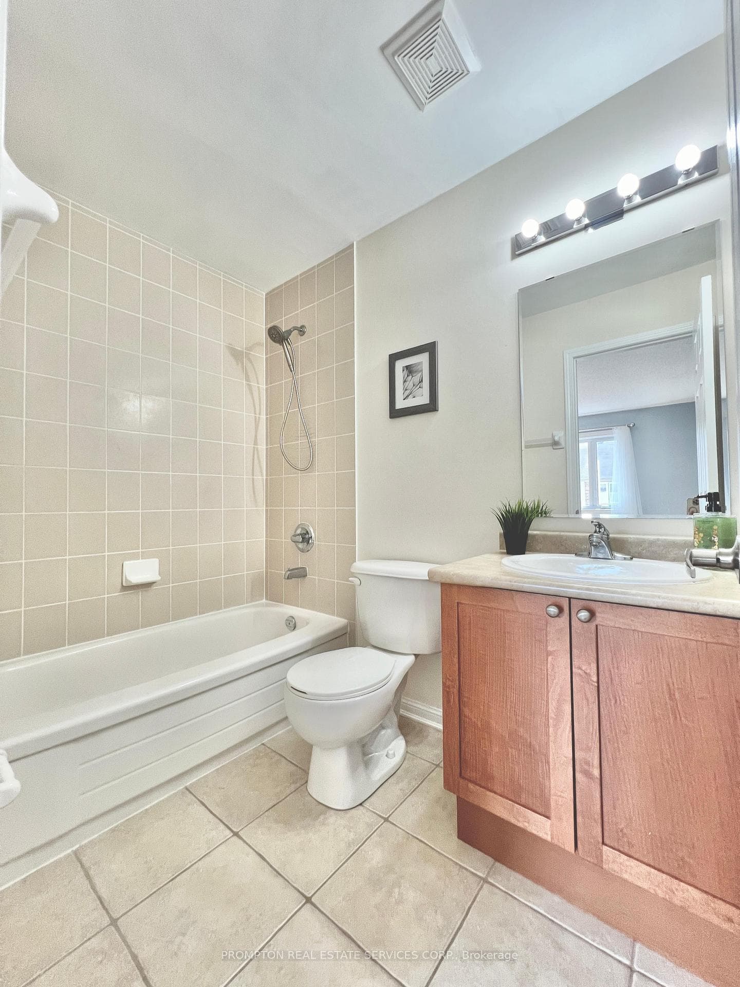 Spacious Primary Ensuite w/Walk-in Closet