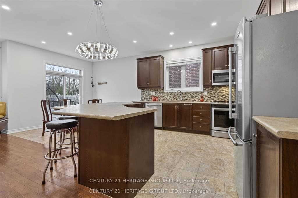 136 Riveredge Drive photo 9