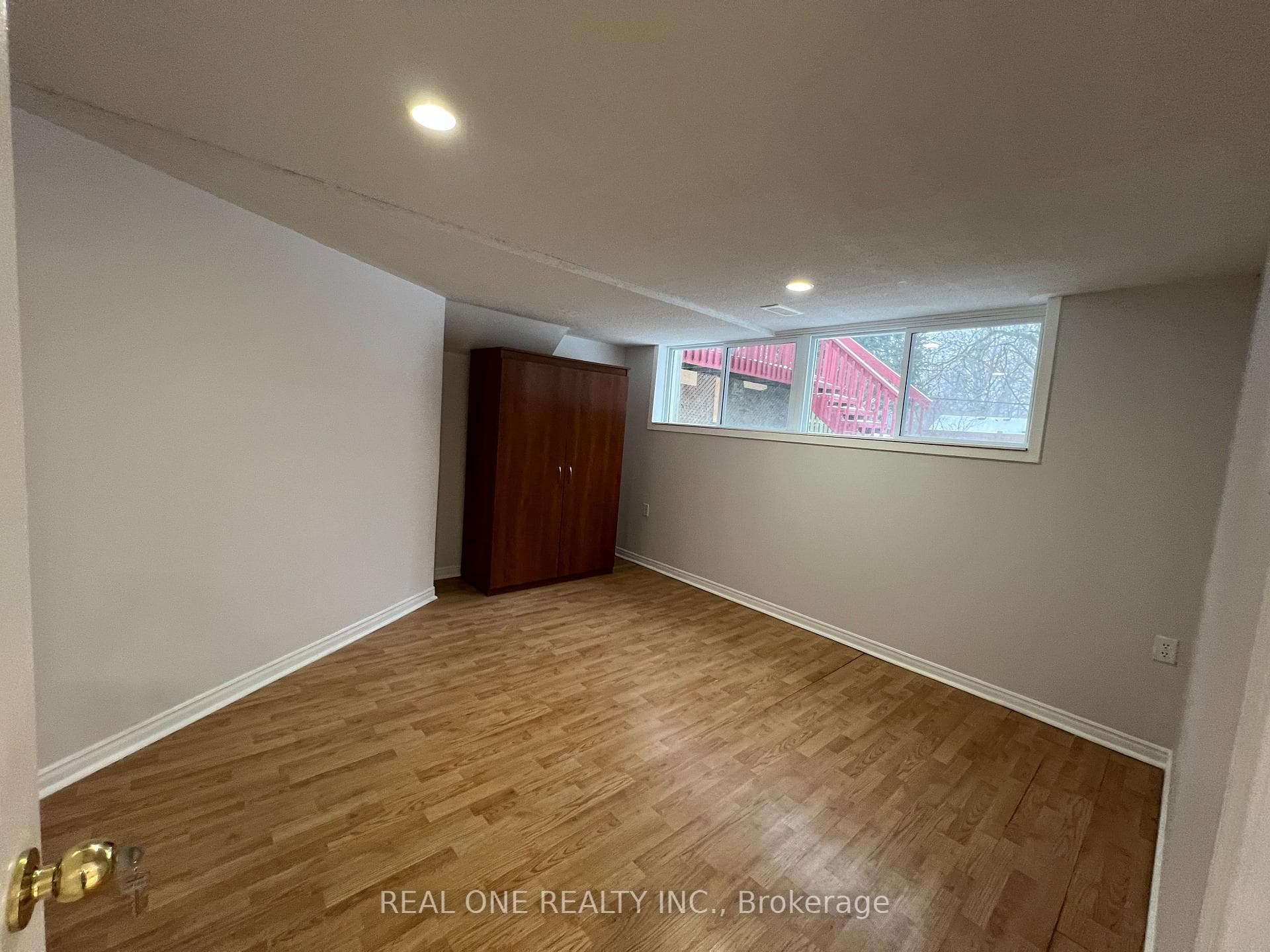 566 Middlewoods Drive photo 19