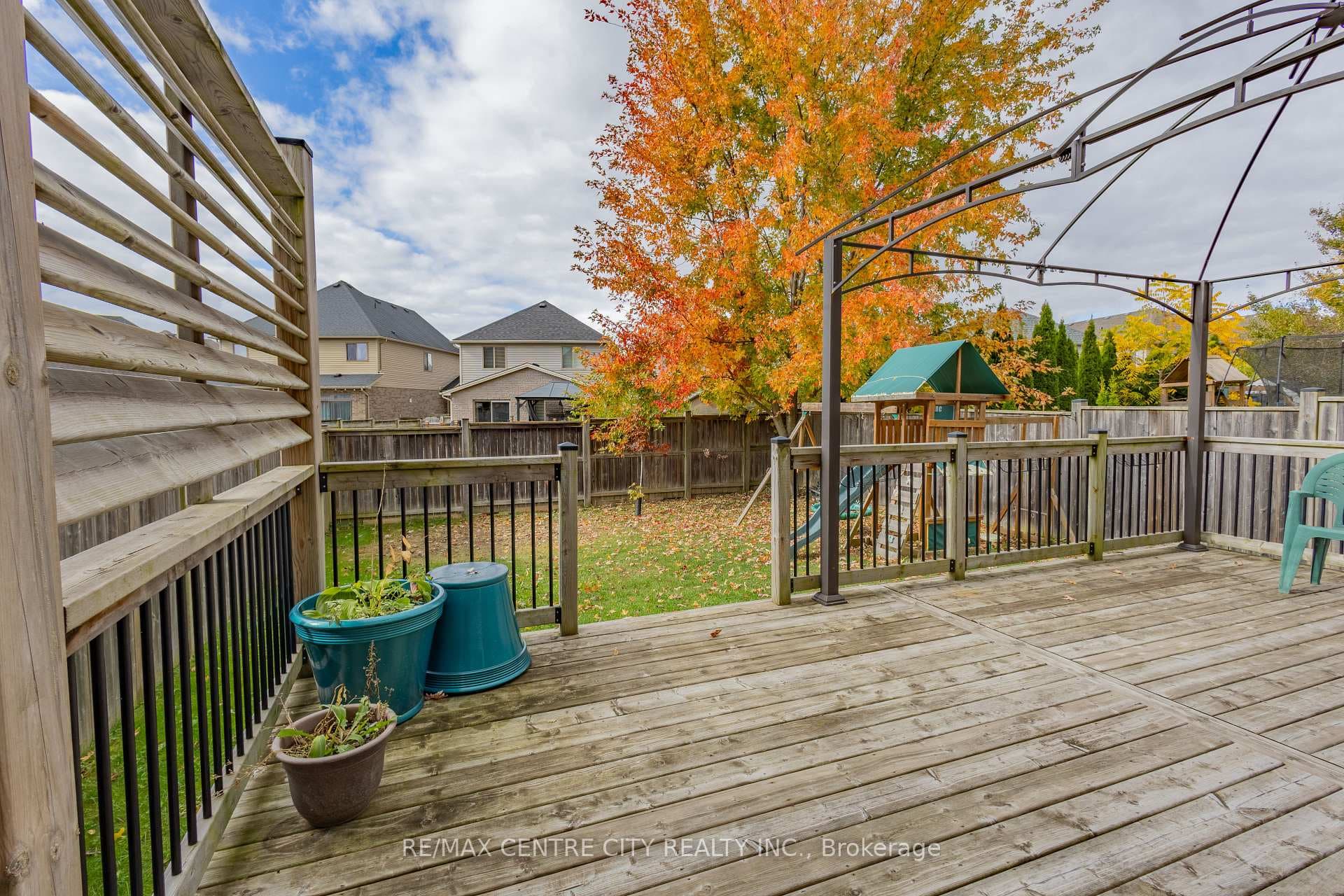 850 Queensborough Crescent photo 16