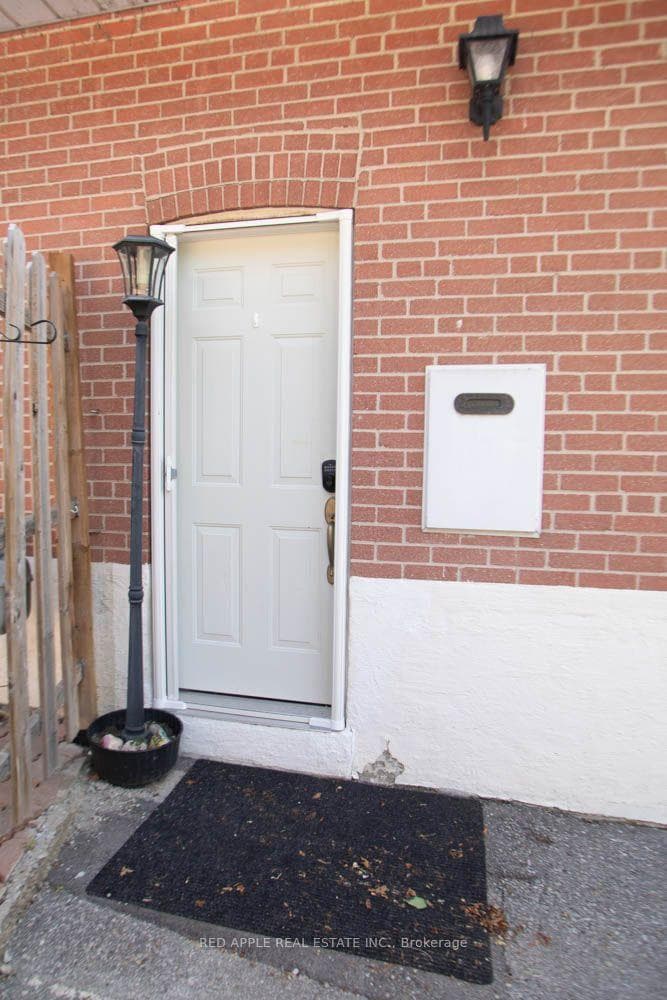 126 LONGFORD Drive photo 3