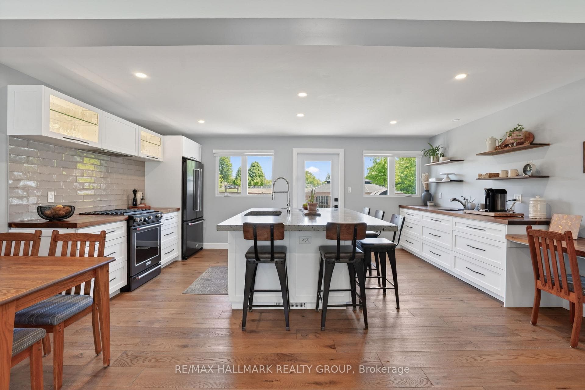 1583 MAXIME Street photo 8