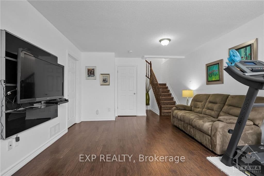 213 SILVERMOON Crescent photo 22