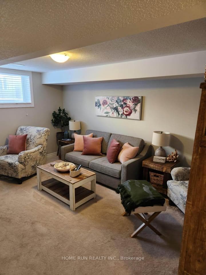 209 Saddleback Crescent photo 12
