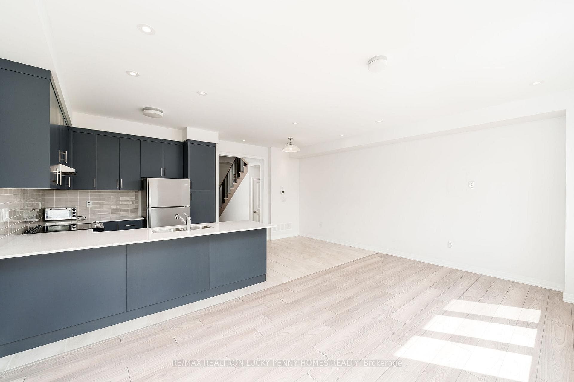 123 Schmeltzer Crescent photo 8