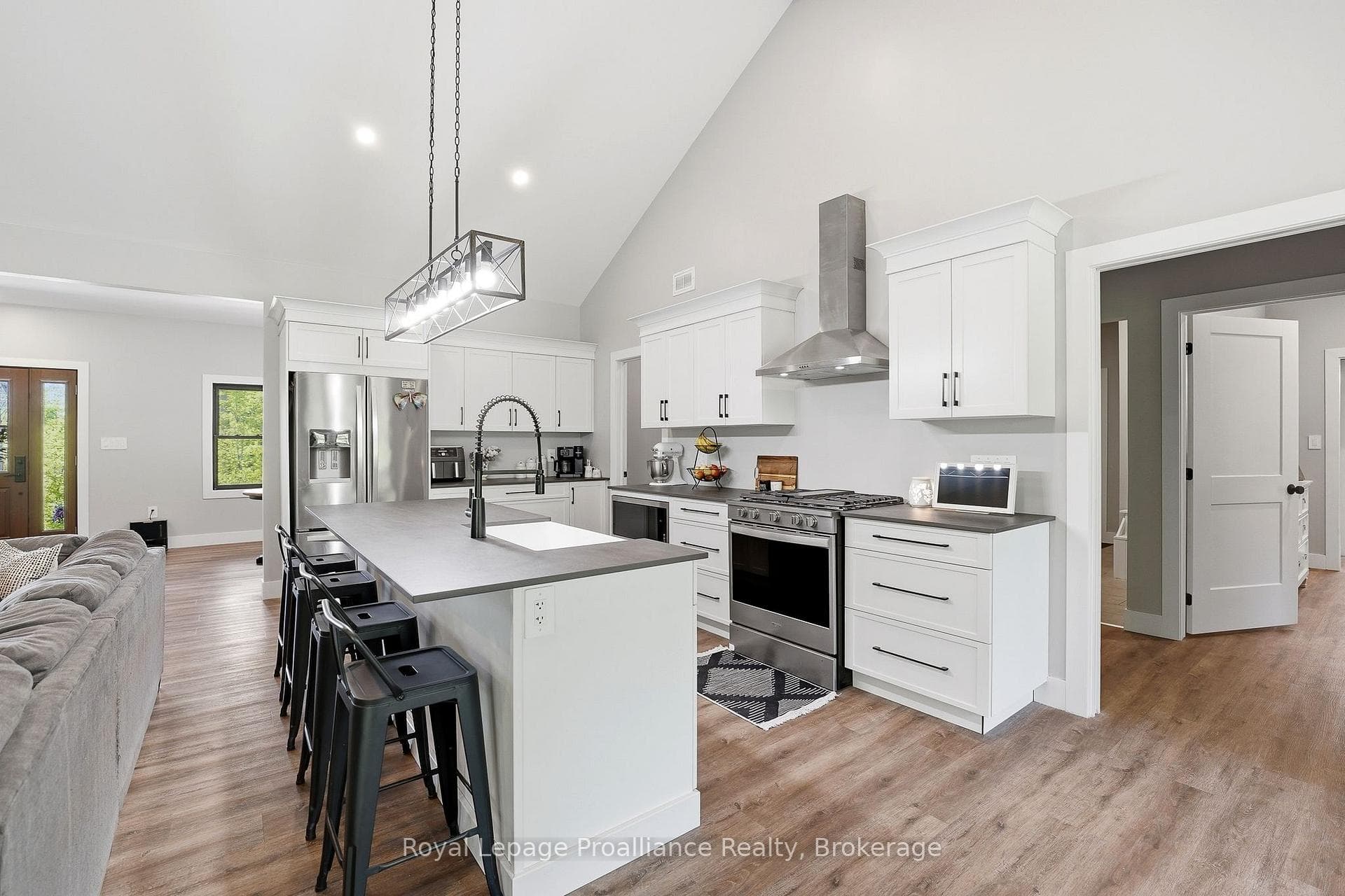 293 Douglas Road photo 13