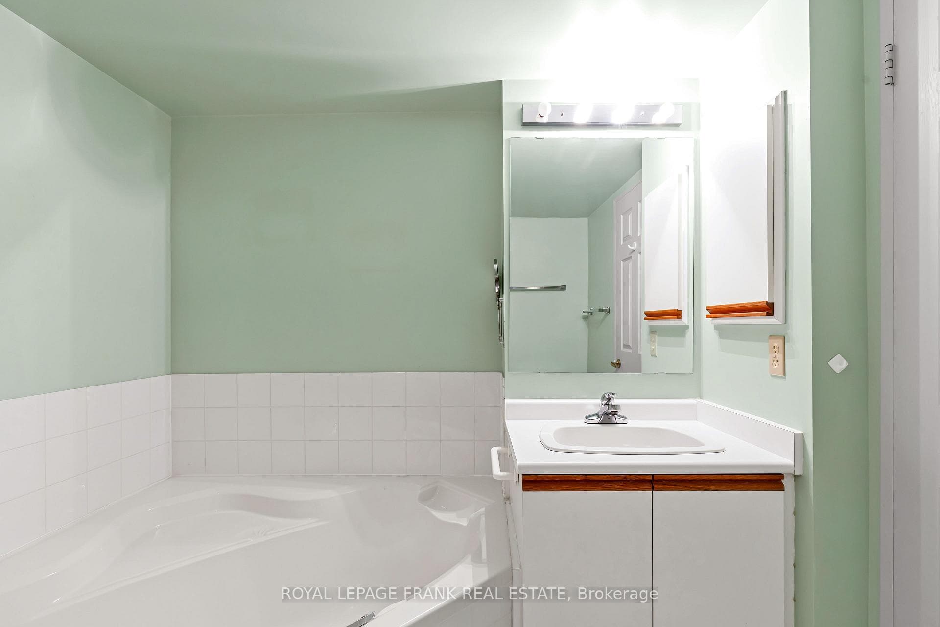 3233 Eglinton Avenue Unit 405 photo 28