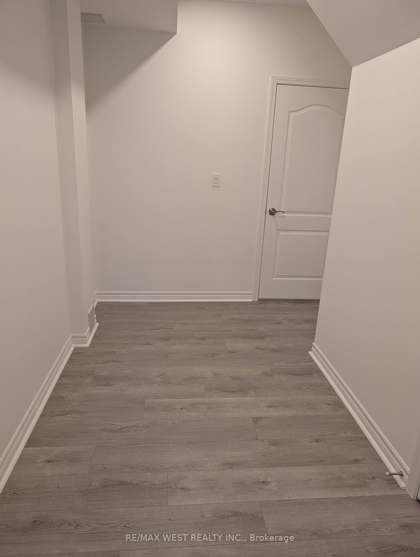 558 Somerville Drive photo 9
