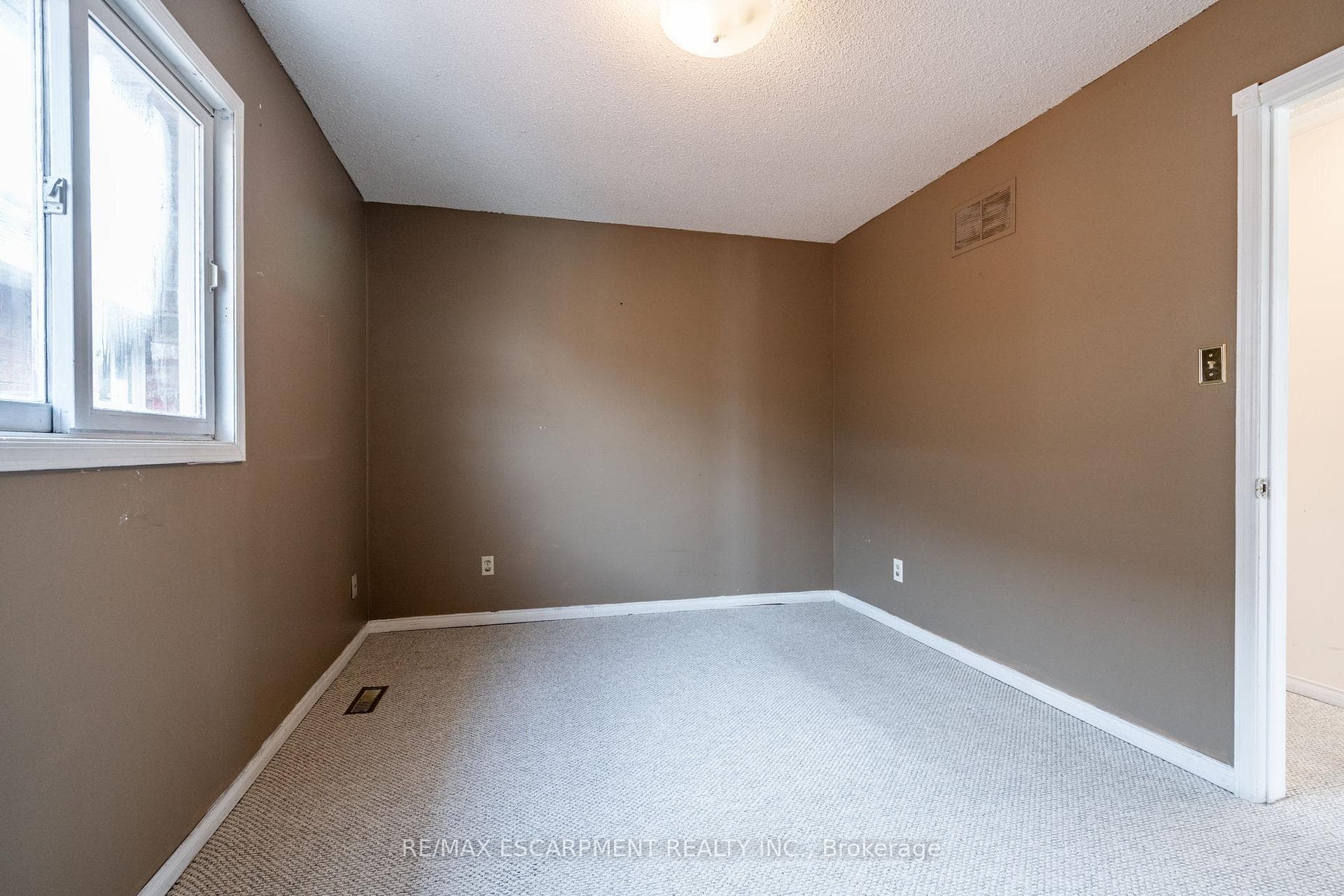 104 Lord Simcoe Drive photo 23