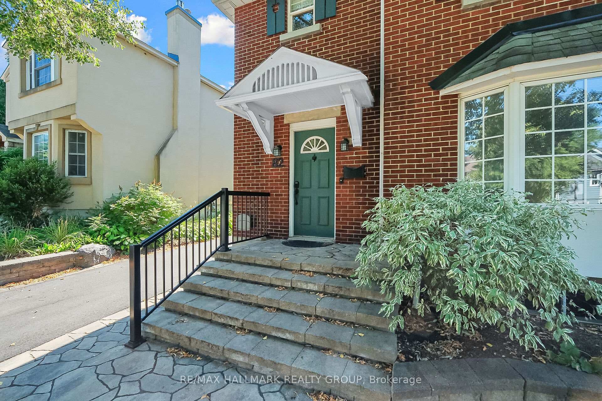 82 Laurentian Place photo 2