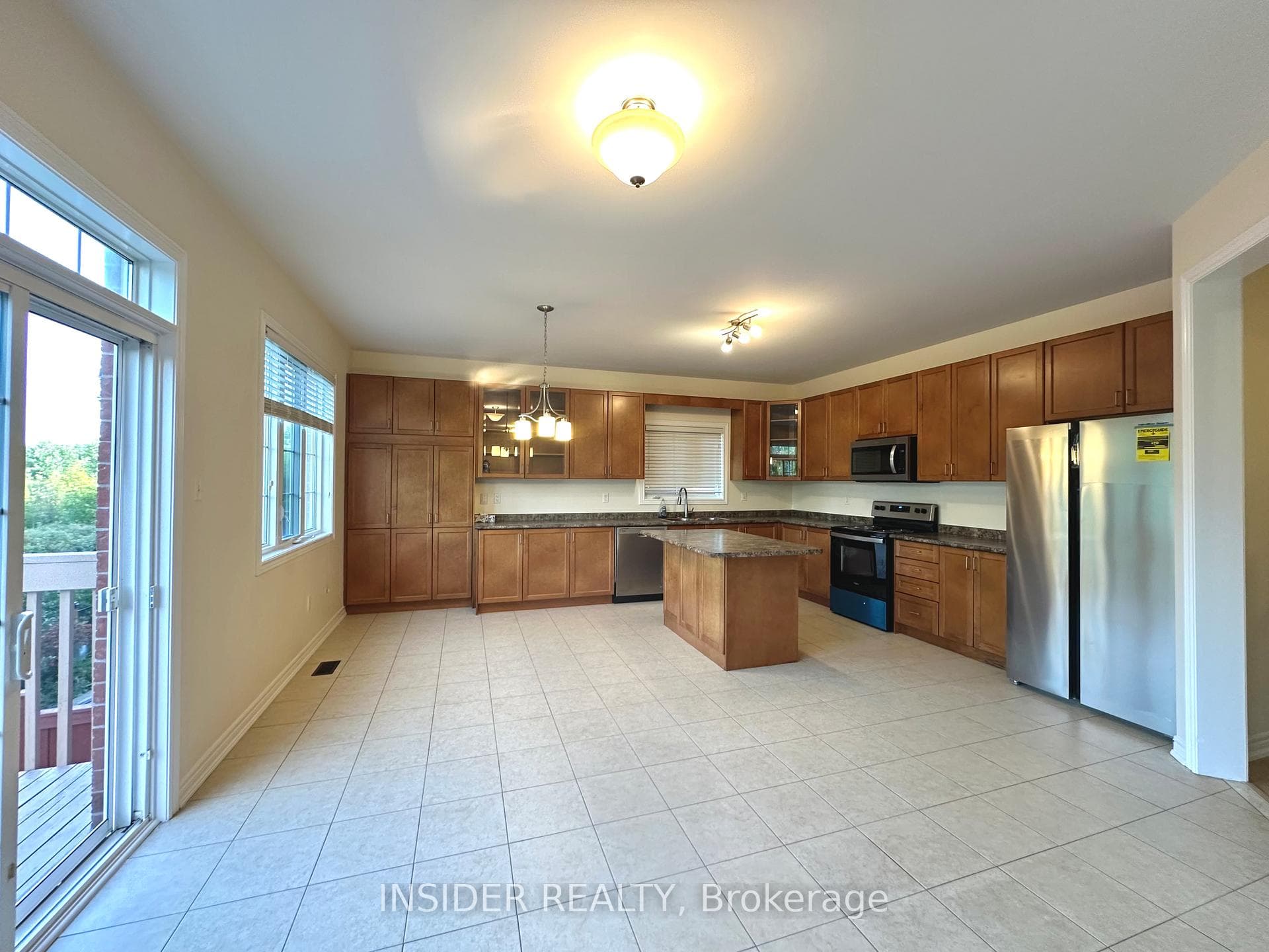467 Hinchey Crescent photo 10