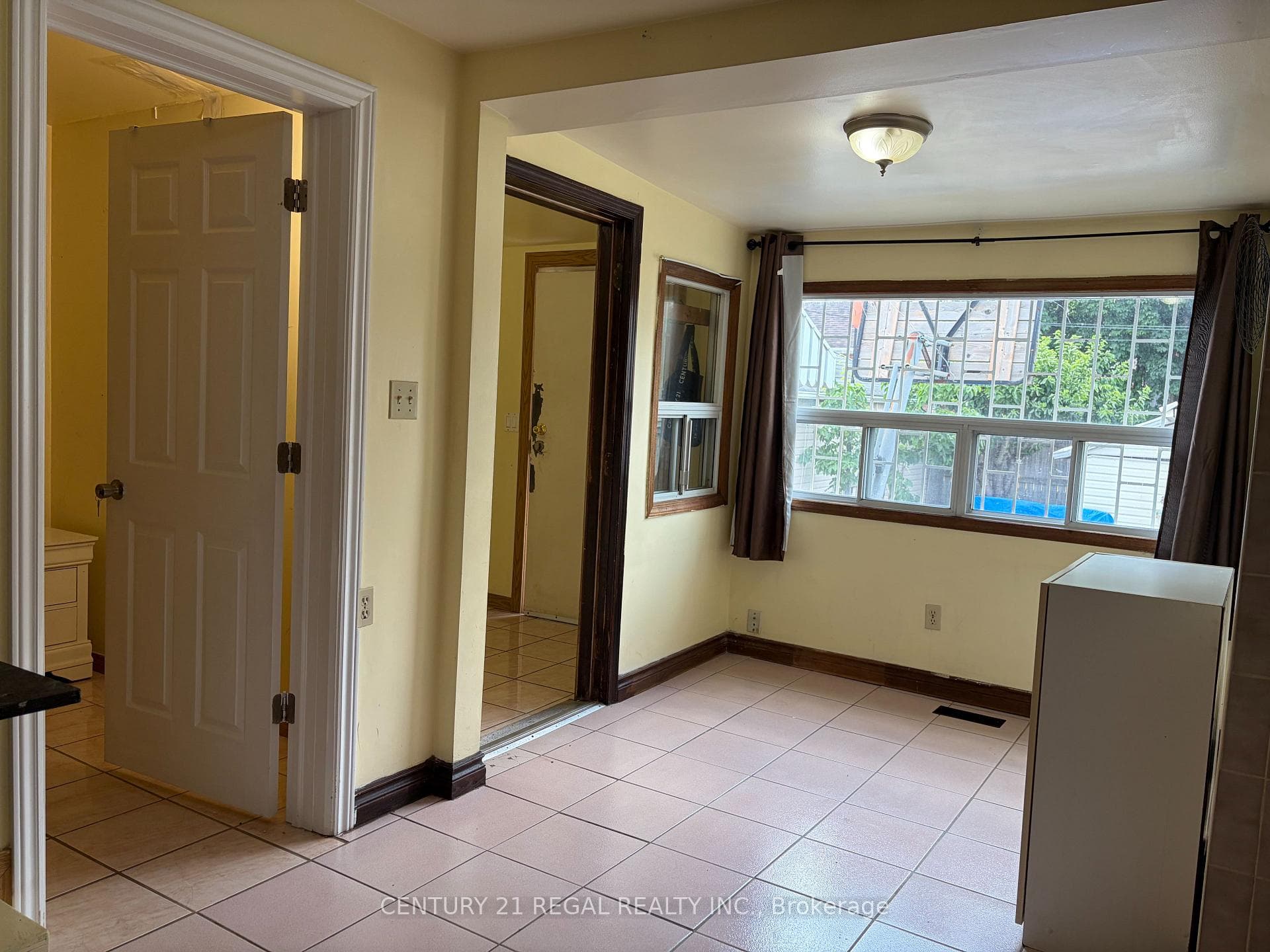 690 Jane Street photo 2