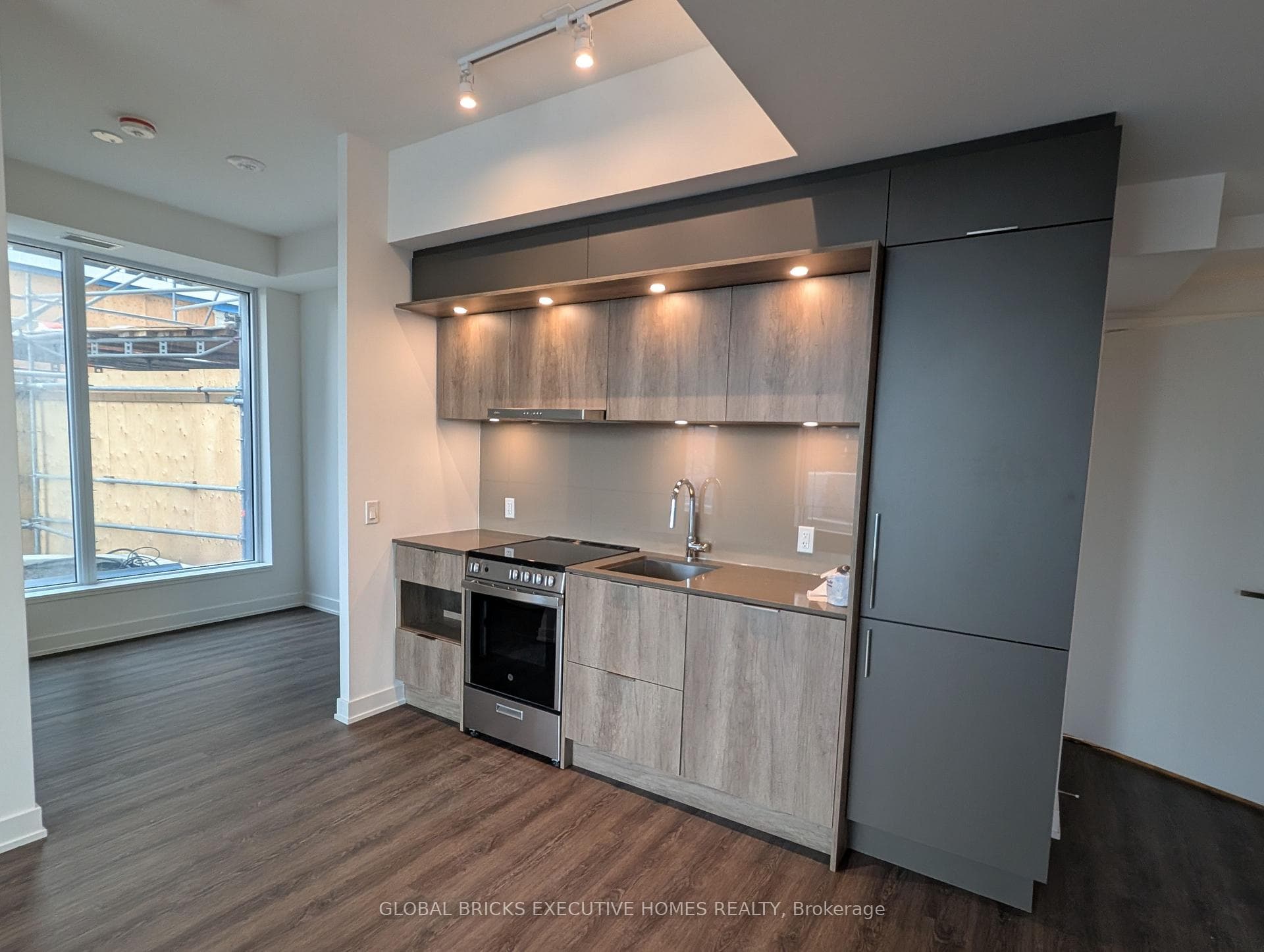 491 Soho Avenue photo 4