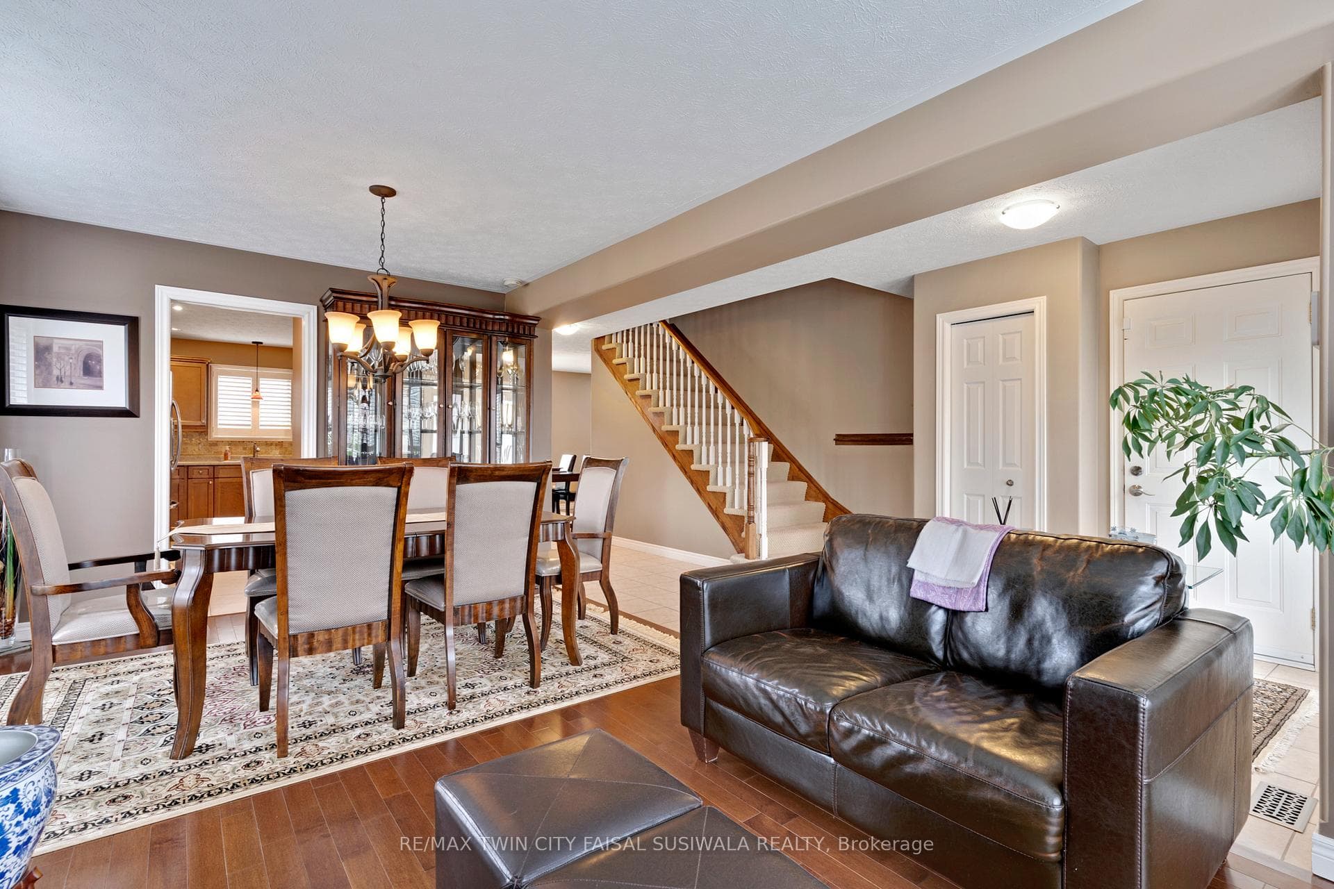 235 Dundas Street photo 8