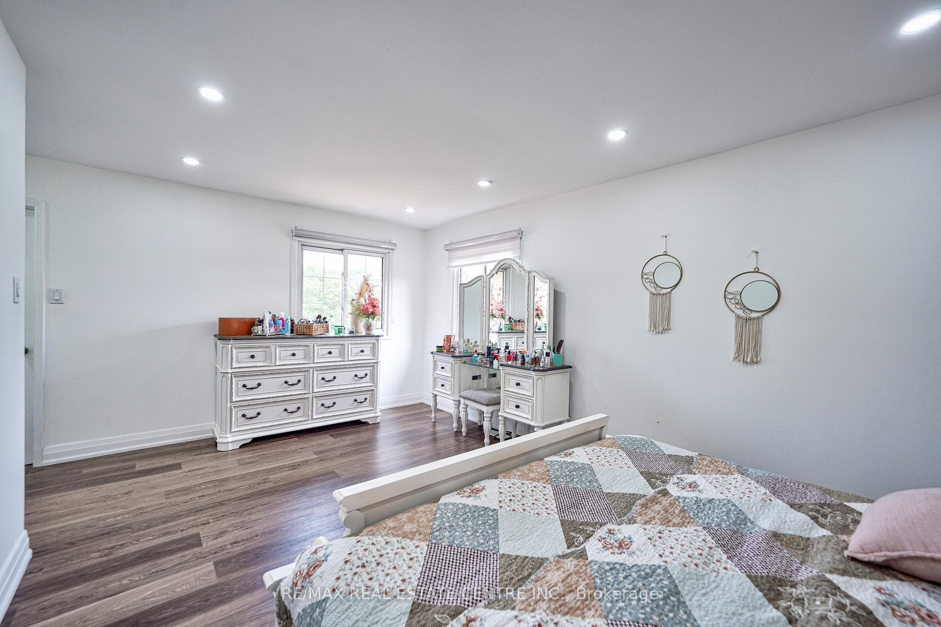 6202 Tenth Line photo 24