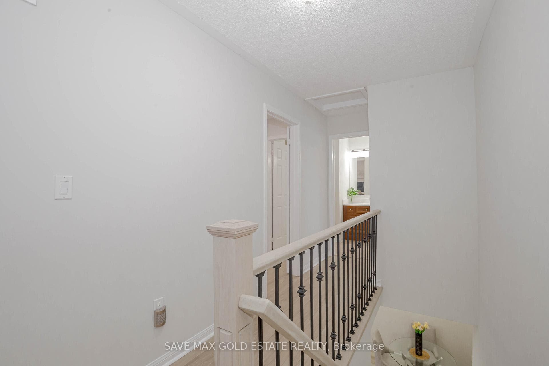 354 Baverstock Crescent photo 18