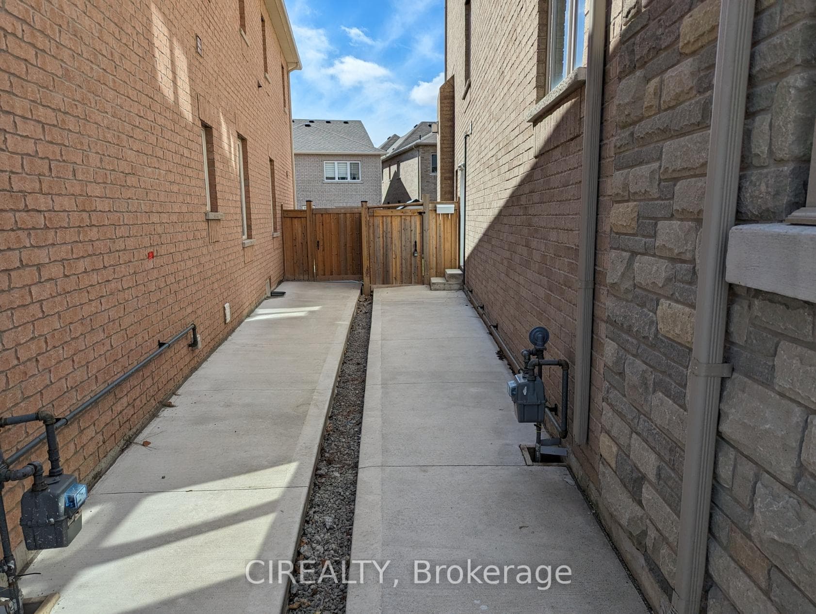 48 Newhouse Boulevard Unit Lower photo 18