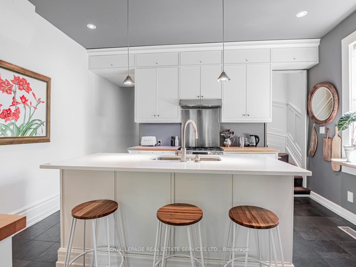 20 Howland Avenue photo 16