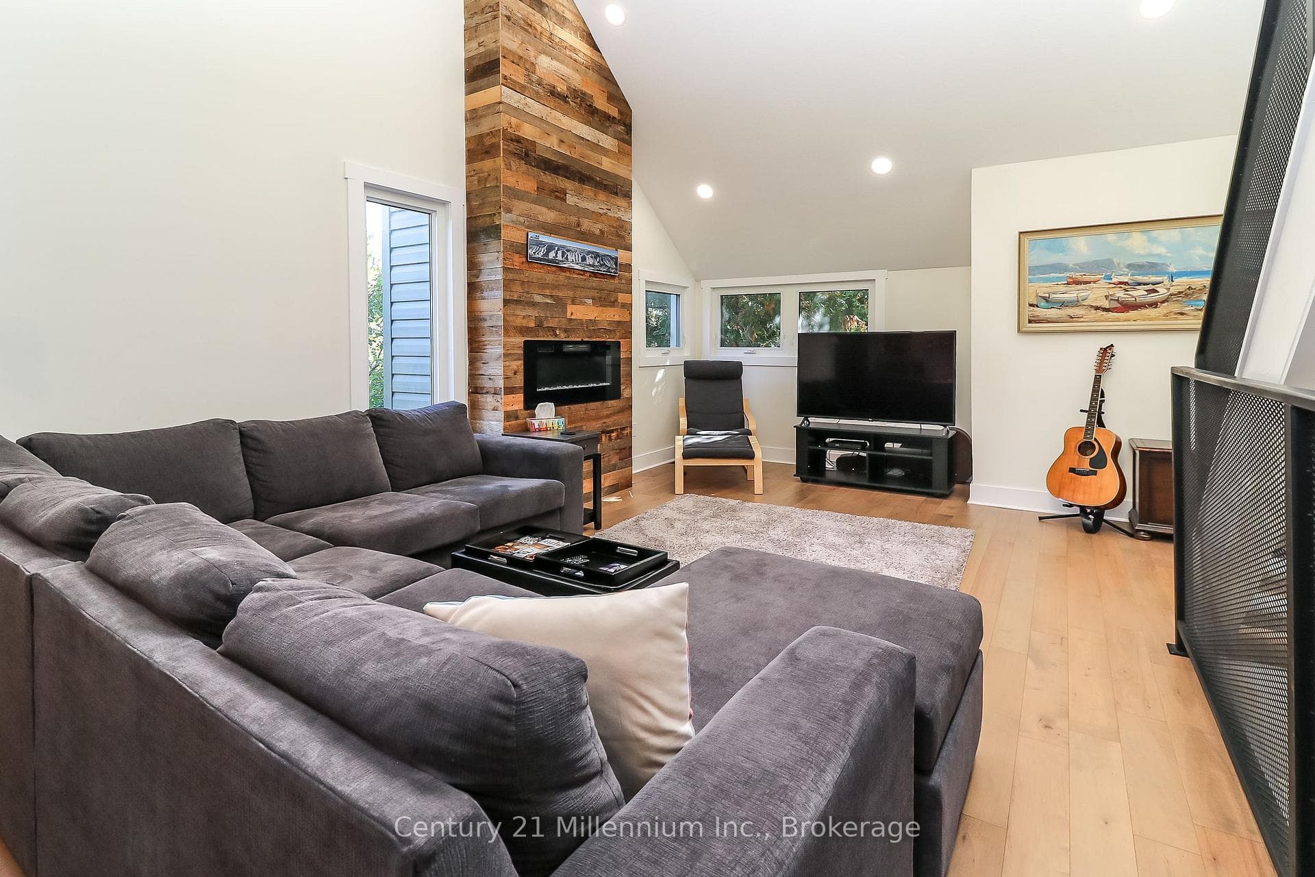 194 Escarpment Crescent photo 24