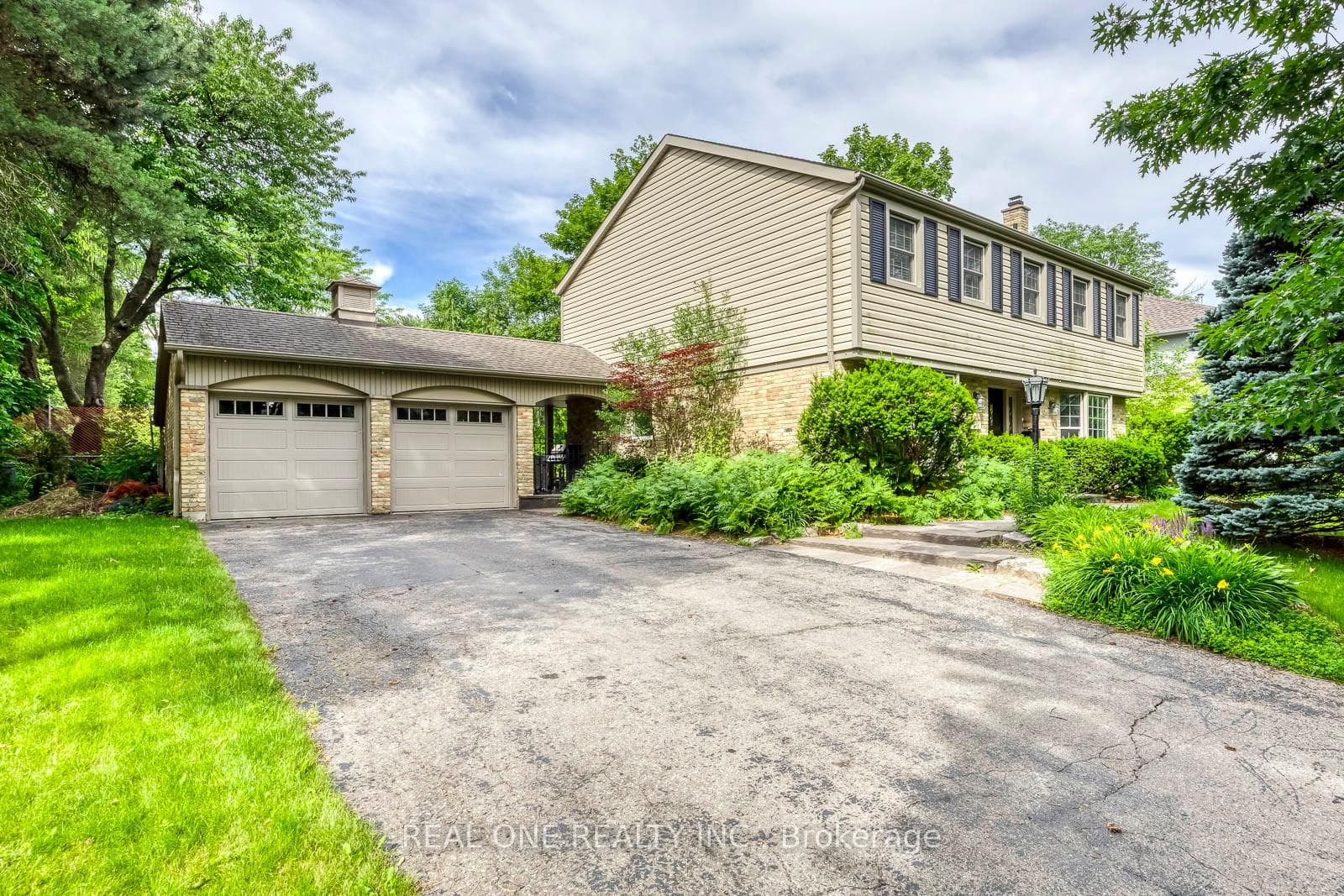 120 Blyth Crescent photo 2