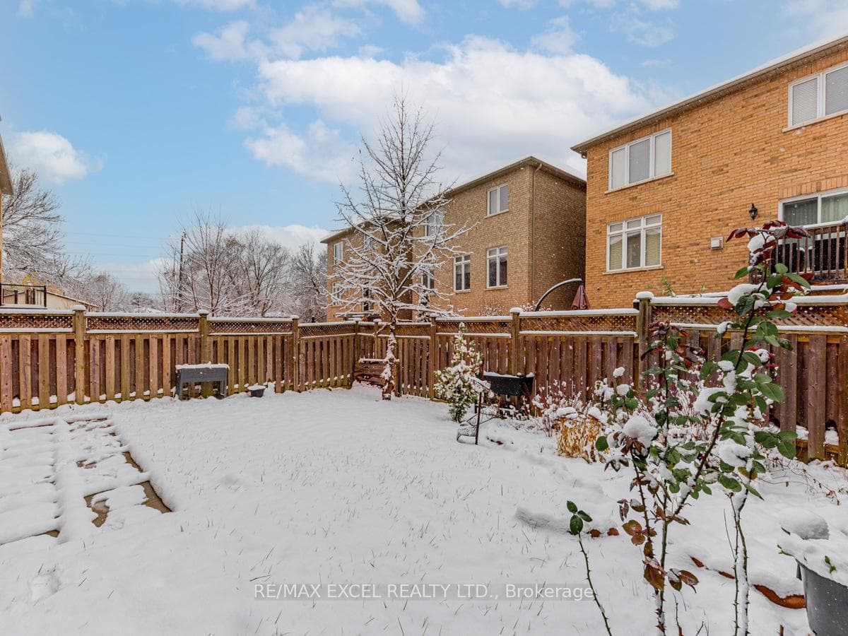 8 Mastwood Crescent photo 34