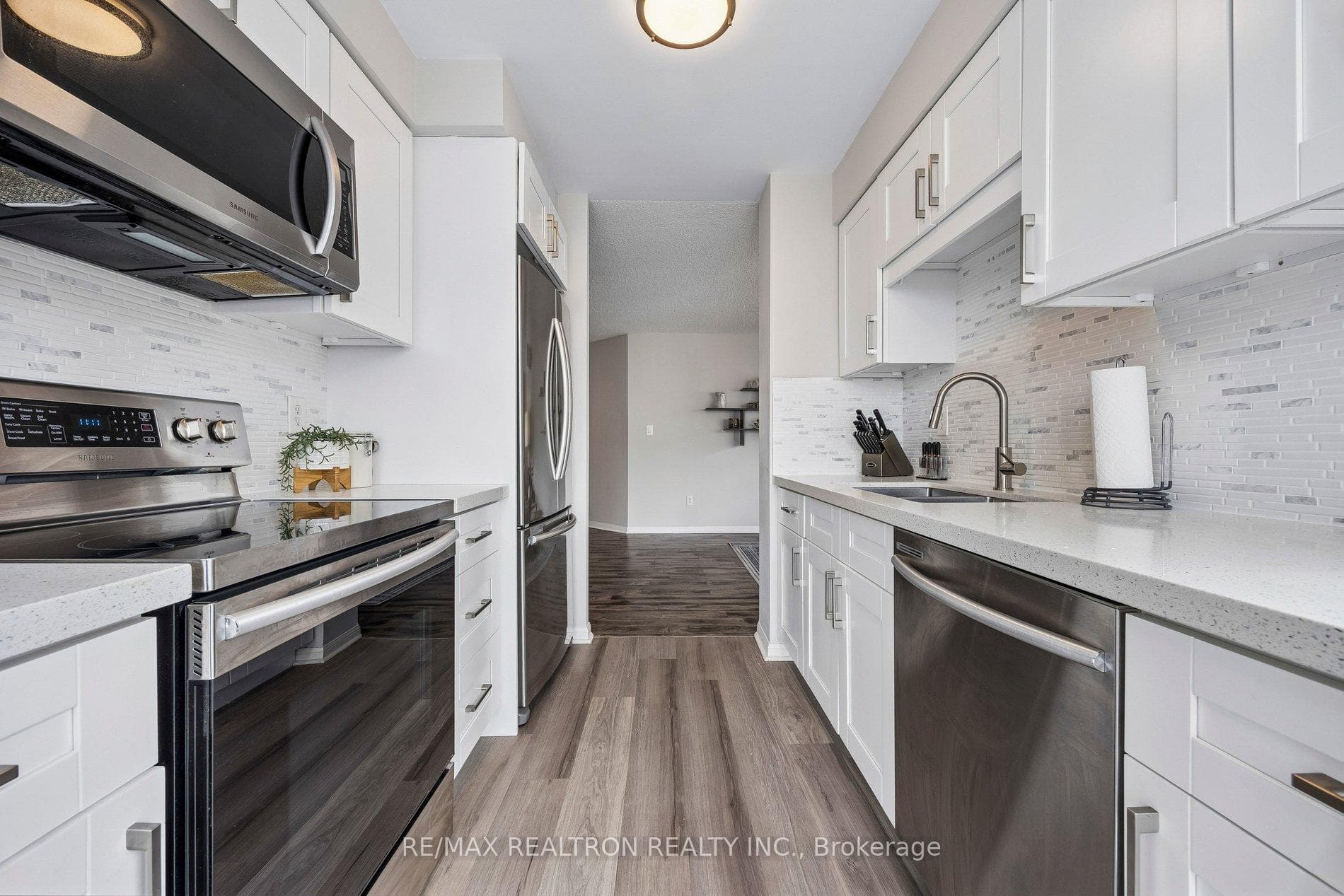 23 Lorraine Drive Unit 1602 photo 17