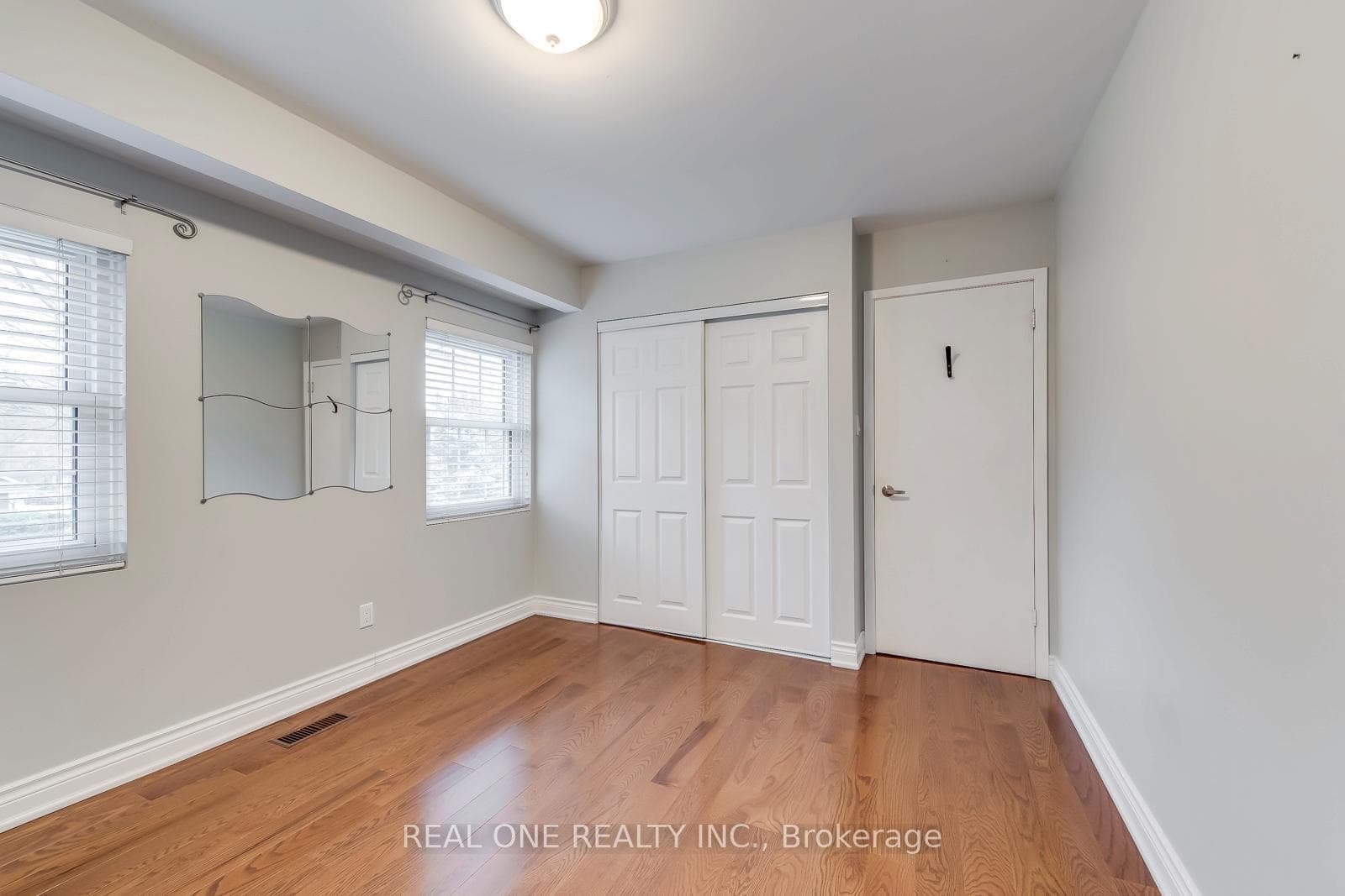 120 Blyth Crescent photo 24