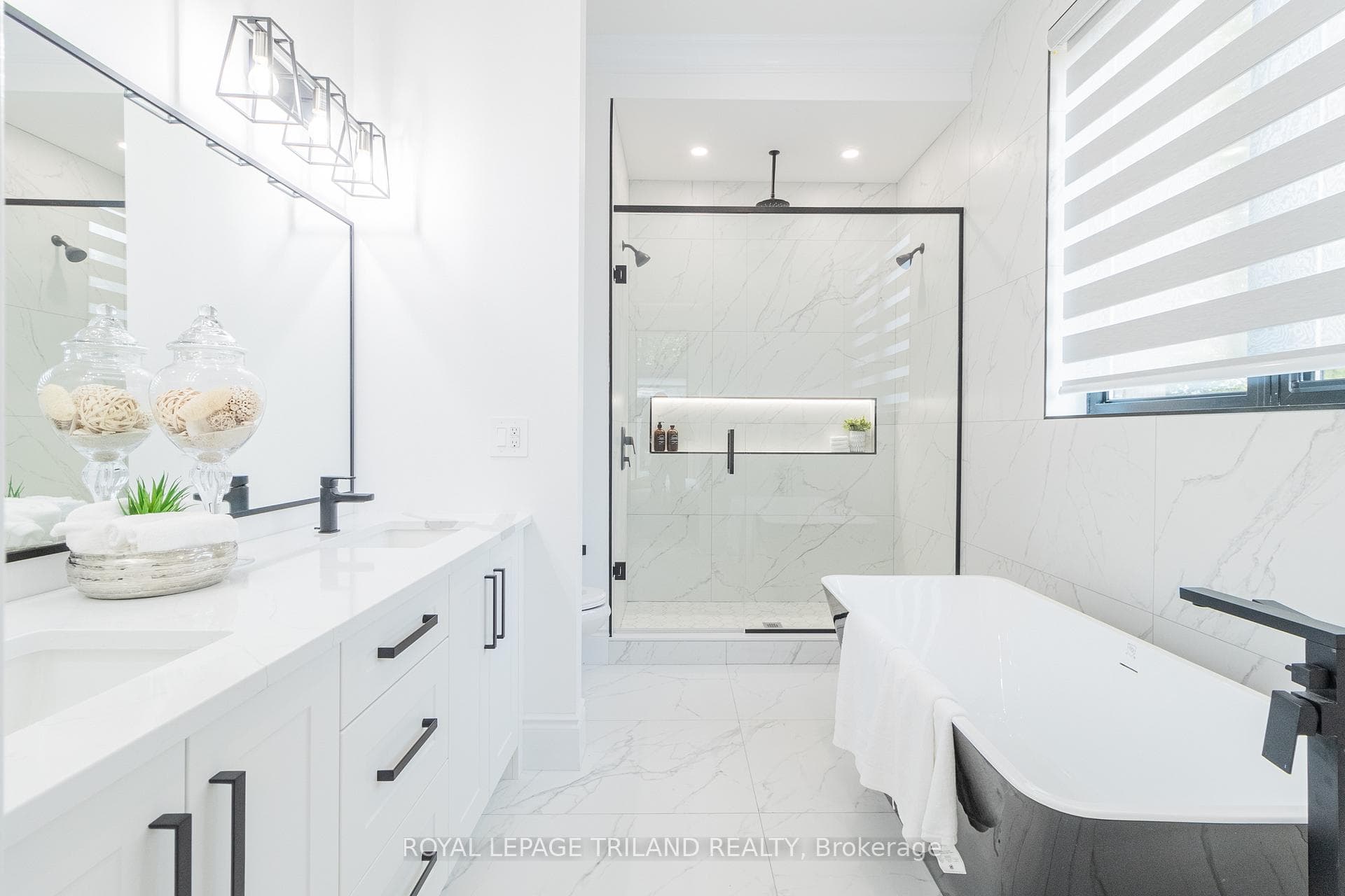 Oversized 5 piece ensuite bath w/ heated floors