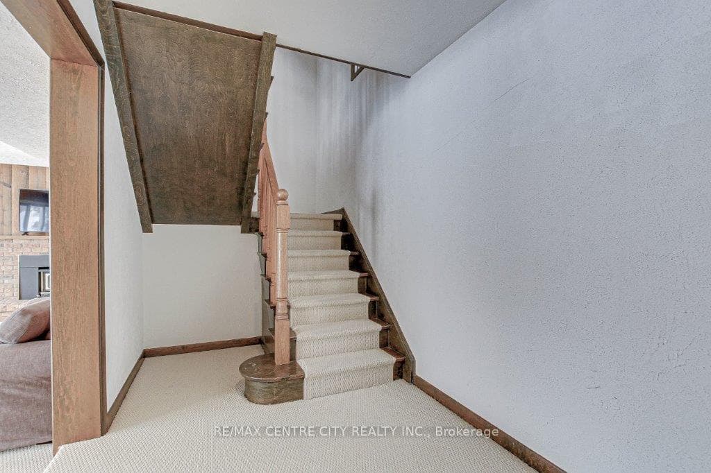 80 Sherwood Avenue photo 32