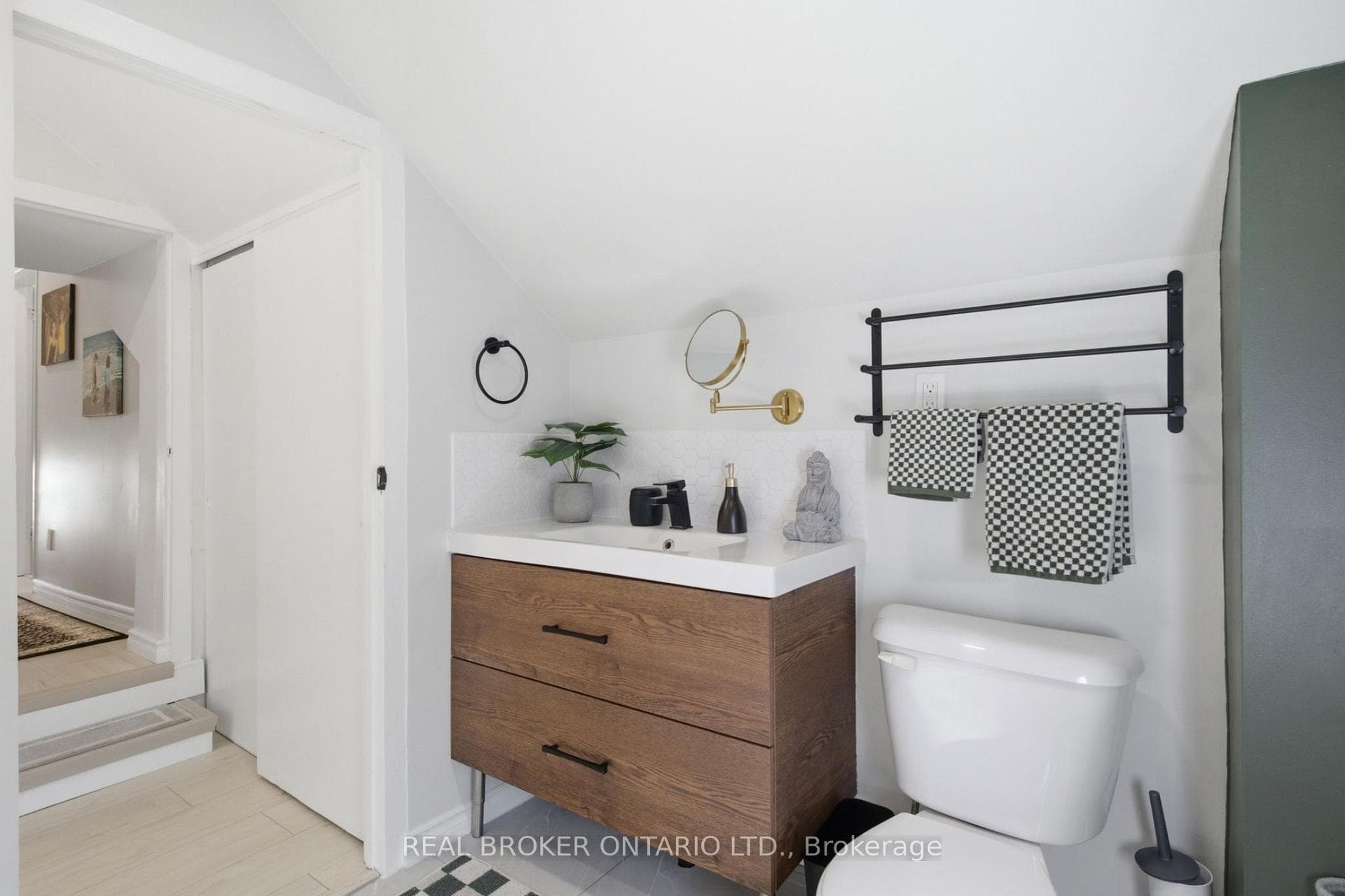 520 Elma Street photo 32