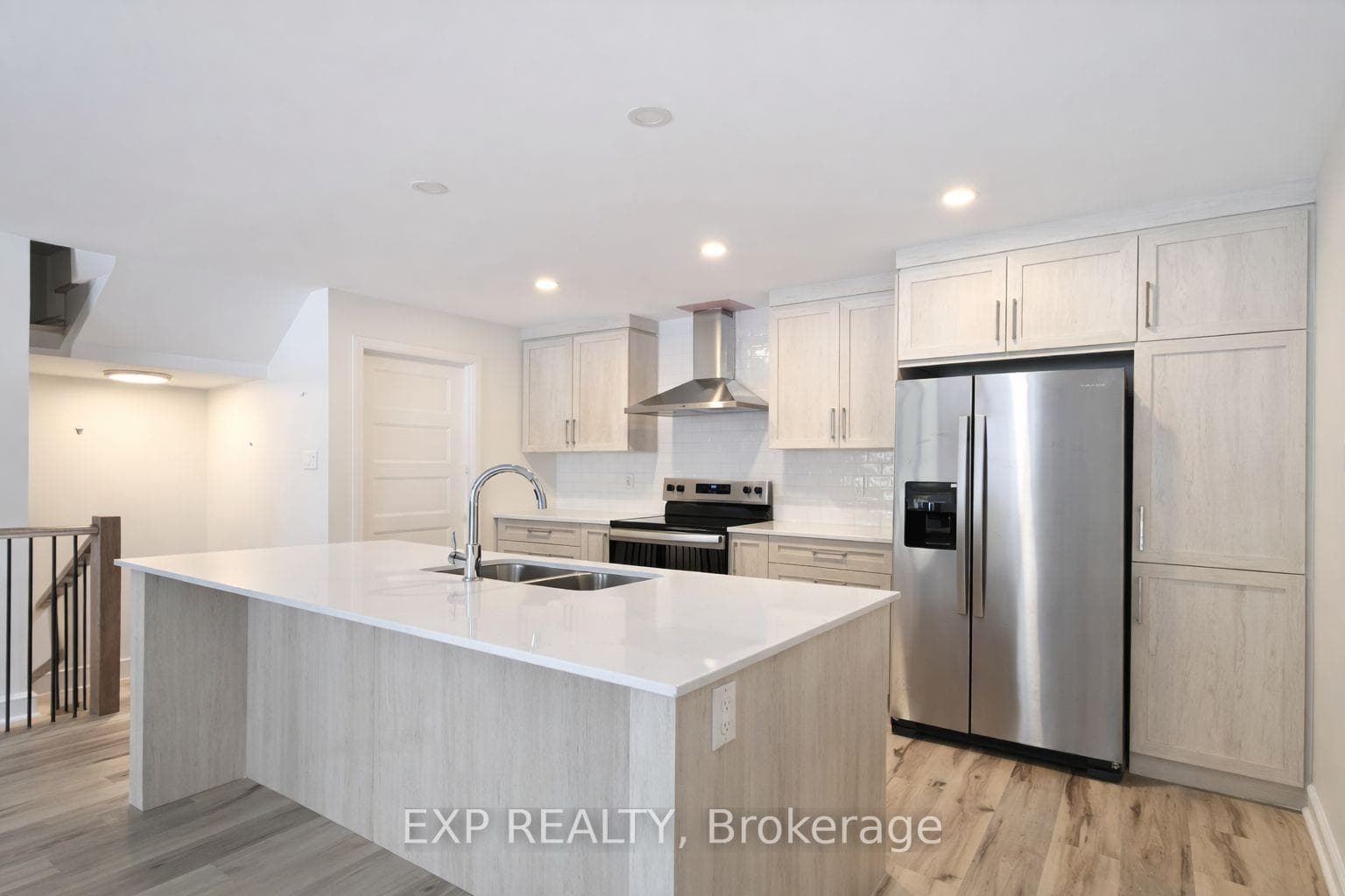 331 Voyageur Place photo 2